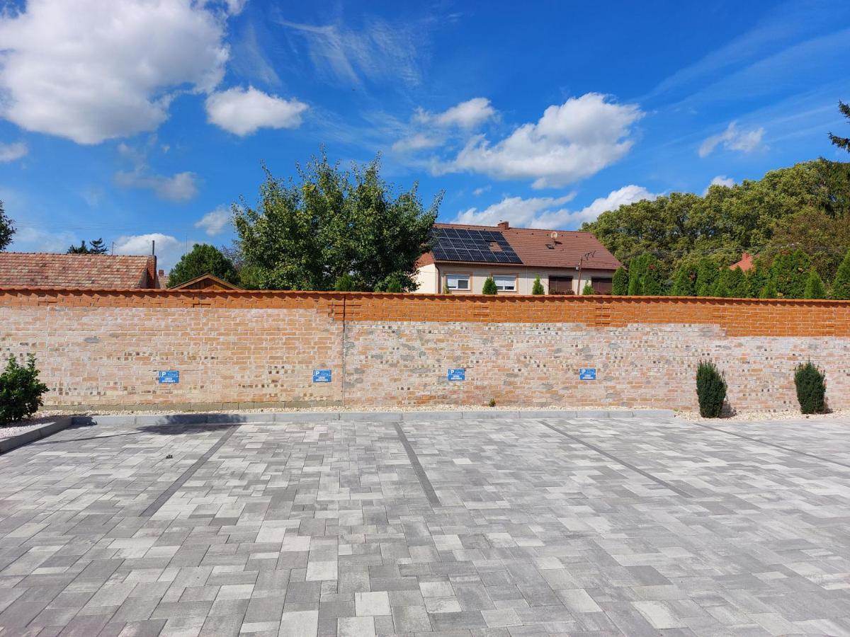 Linden Apartman 107 Glamour (Adults Only) Mosonmagyaróvár 외부 사진